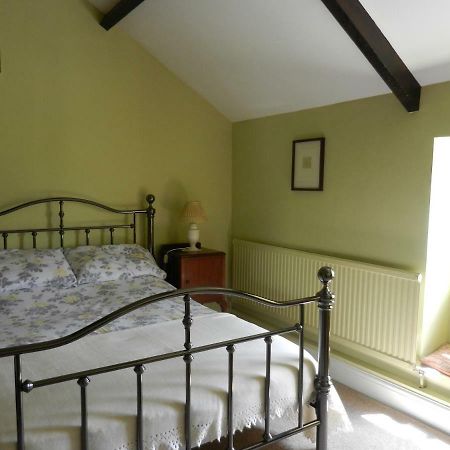 Cilwen Country House Bed And Breakfast Abernant Exterior photo